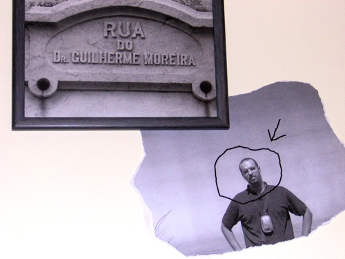 Placa da Rua Guilherme Moreira e o próprio